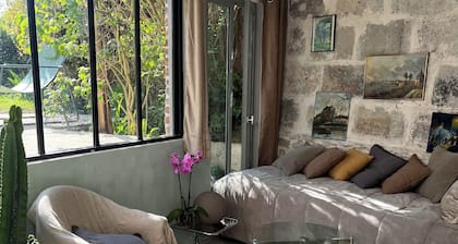 Jolie petite maison avec jardin. Idéale pour un week-end de charme