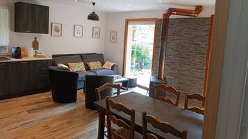 TV connectée, cheminée, jeux vidéo, livres