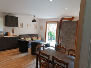 Smart-TV, Kamin, Videospiele, Bücher