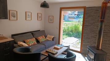 Smart-TV, Kamin, Videospiele, Bücher