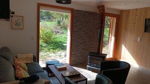 Una sala de estar moderna con un sofá, una mesa de centro y una chimenea.