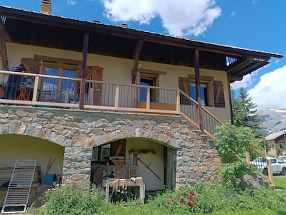 Spacious three-room apartment in the village center at the foot of the slopes