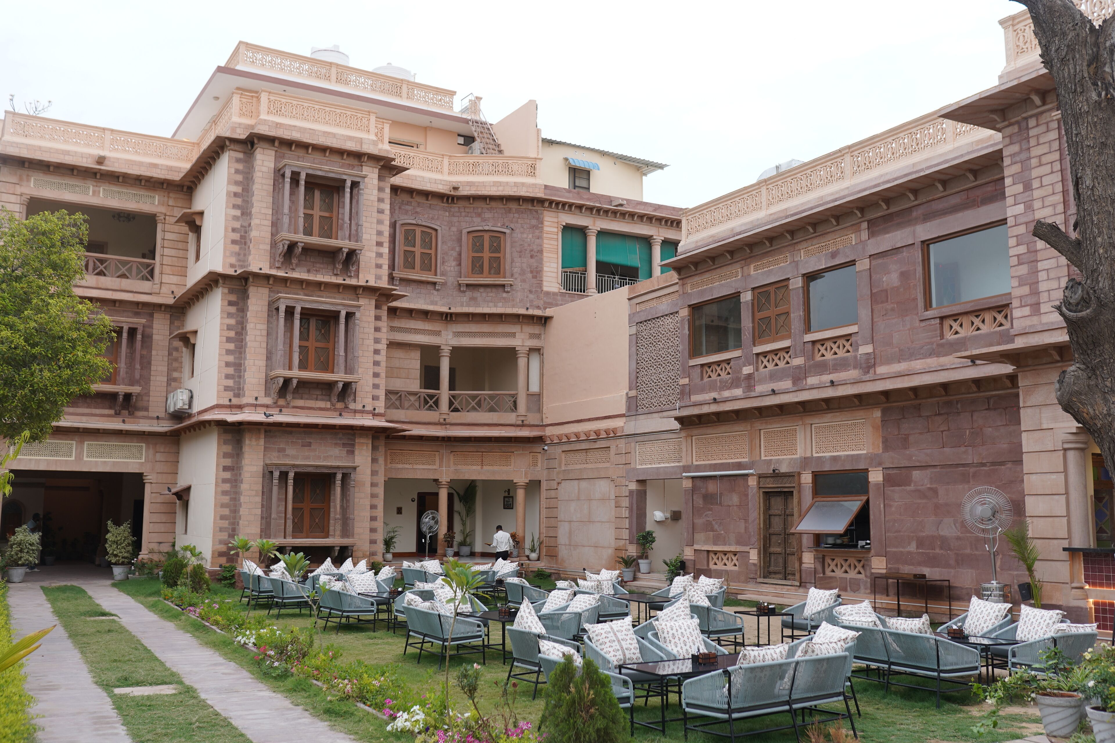 المنشأة من الخارج