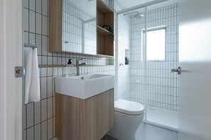 Dusj, hårføner og håndklær
