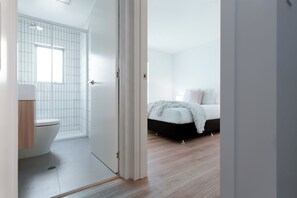 Shower, hair dryer, towels - Cosy Riverside Escape with River Views (Riverside)