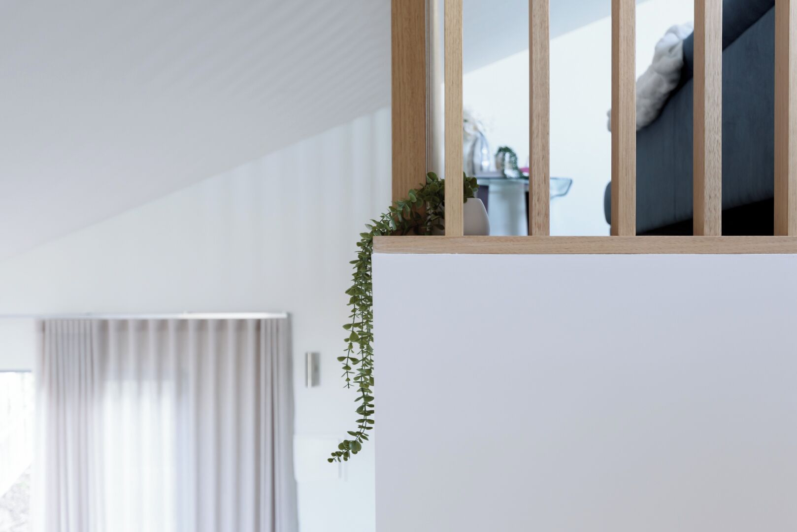 Un intérieur moderne avec une fenêtre à cadre en bois donnant sur un espace de vie.