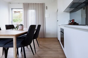 Een koelkast, een magnetron, een oven, een kookplaat