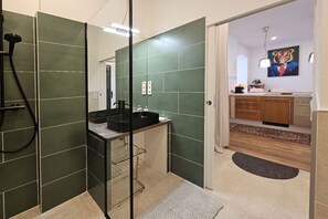 Dusj, hårføner, håndklær og såpe