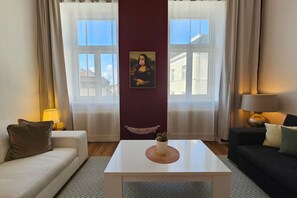 Smart-TV, bøker og stereoanlegg