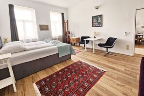 2 soverom, skrivebord, strykejern/-brett og reiseseng for barn