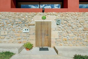 Exterior detail - Spacious Wine Cellar Mansion (Salinillas de Buradón)