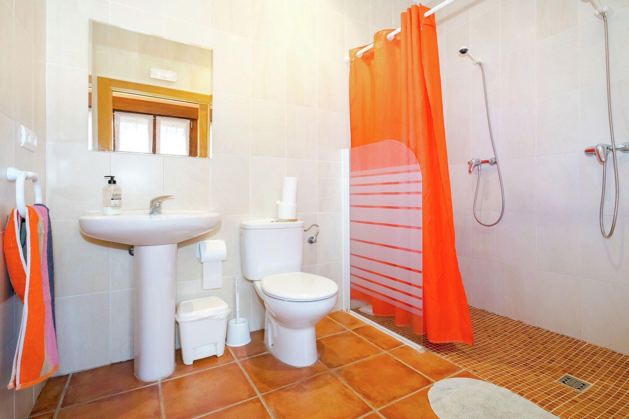Ein Badezimmer mit Waschbecken, Toilette und Dusche.