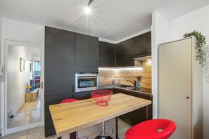 Réfrigérateur, four à micro-ondes, un four, surface de cuisson