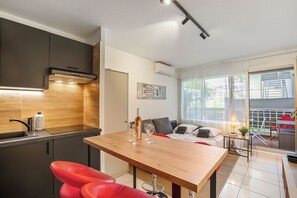 Dining - Studio for 4 people, fully equipped, luxury residence, summer swimming pool, all on foot (Antibes)