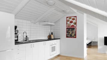 Jääkaappi, mikroaaltouuni, uuni, liesi