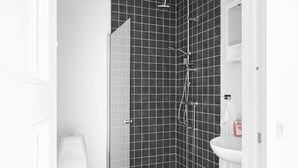 Shower, towels - Villa Nova (Lund)