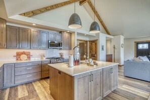 冷蔵庫、電子レンジ、オーブン、コンロ