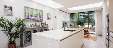 雪櫃、微波爐、洗碗機、多士爐