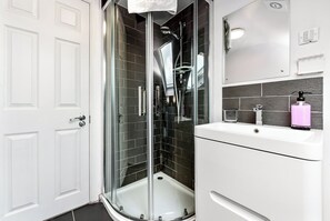 Douche, sèche-cheveux, serviettes fournies, savon