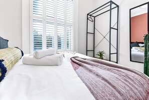 4 chambres, bureau, fer et planche à repasser, lit parapluie