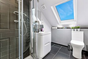 Hair dryer, towels, soap, toilet paper - Earth Tones & Greenery: 4BR Flat Sleeps 8 (London)