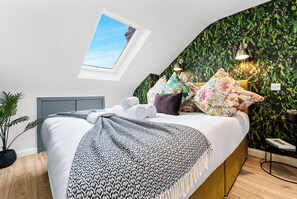 4 habitaciones, escritorio y tabla de planchar con plancha 