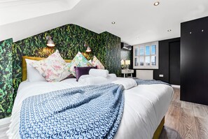 4 bedrooms, iron/ironing board, WiFi, bed sheets - Earth Tones & Greenery: 4BR Flat Sleeps 8 (London)