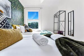 4 habitaciones, escritorio y tabla de planchar con plancha 