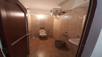 Deluxe Double Room, Sea View | Bathroom | Soap, shampoo