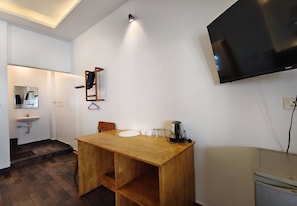 Premium bedding, desk, soundproofing, rollaway beds - The French Villa Elite (Puducherry)