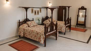 Heritage Suite | Desk, bed sheets