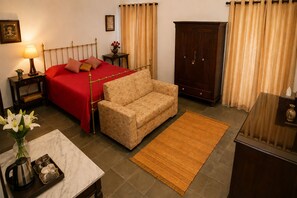 Heritage Room | Desk, bed sheets - AM Hotel Kollection Maangarh Ratlam (Ratlam)