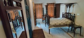 Heritage Room | 1 개의 침실, 책상