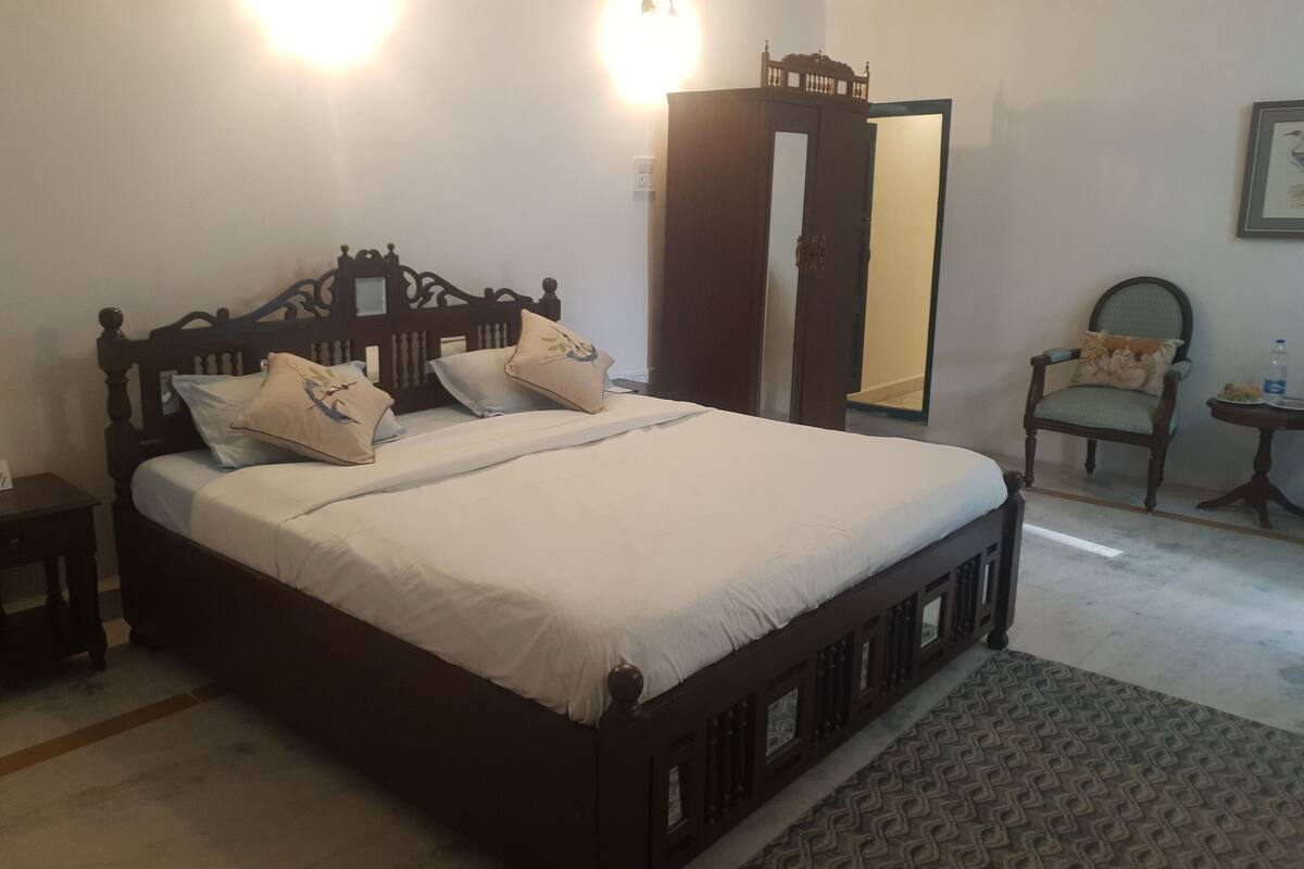 Heritage Pet Room | 1 bedroom, desk