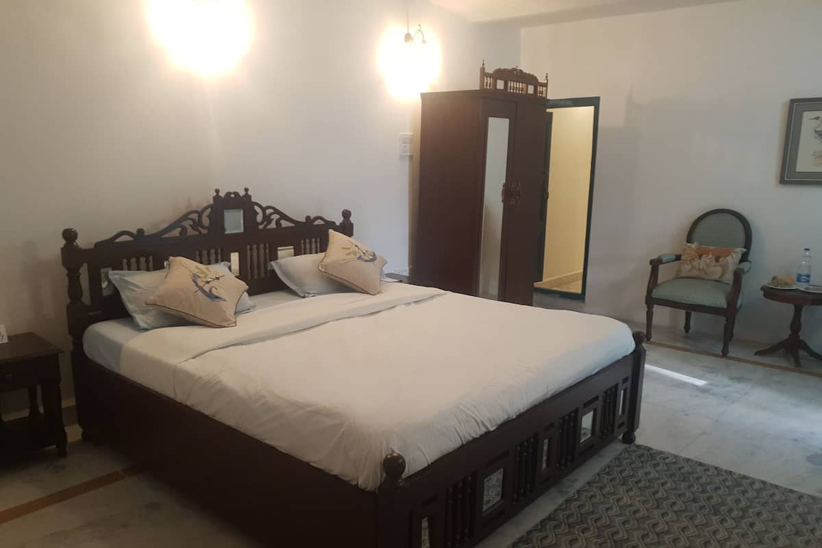 Heritage Pet Room | 1 bedroom, desk