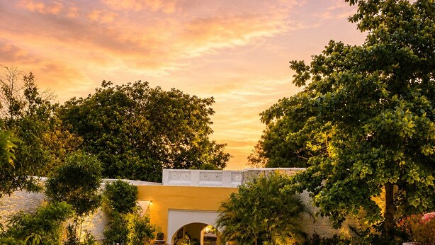 A garden with a fountain, a pool, and a well-maintained lawn. - AM Hotel Kollection Maangarh Ratlam (Ratlam)