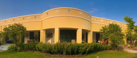 Vista frontal de la propiedad