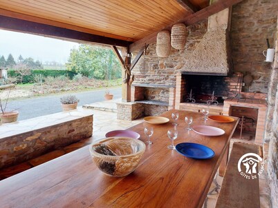 Country house with terrace and fireplace, accessible for PRM, near water activities