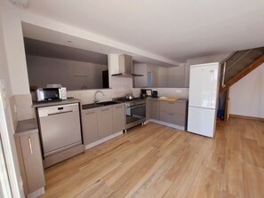 Fridge, microwave, oven, dishwasher - Bright cottage with wifi, pets allowed, parking, near Château-Gontier (Peuton)