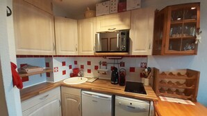 Coffee/tea maker, fridge, microwave, oven