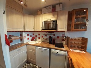 Kühlschrank, Mikrowelle, Ofen, Geschirrspüler