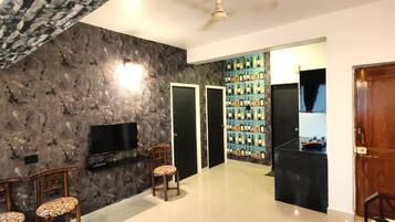 Schreibtisch, laptopgeeigneter Arbeitsplatz, kostenloses WLAN