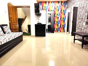 Desk, laptop workspace, free WiFi, bed sheets - CASA FREDNA (Anjuna)