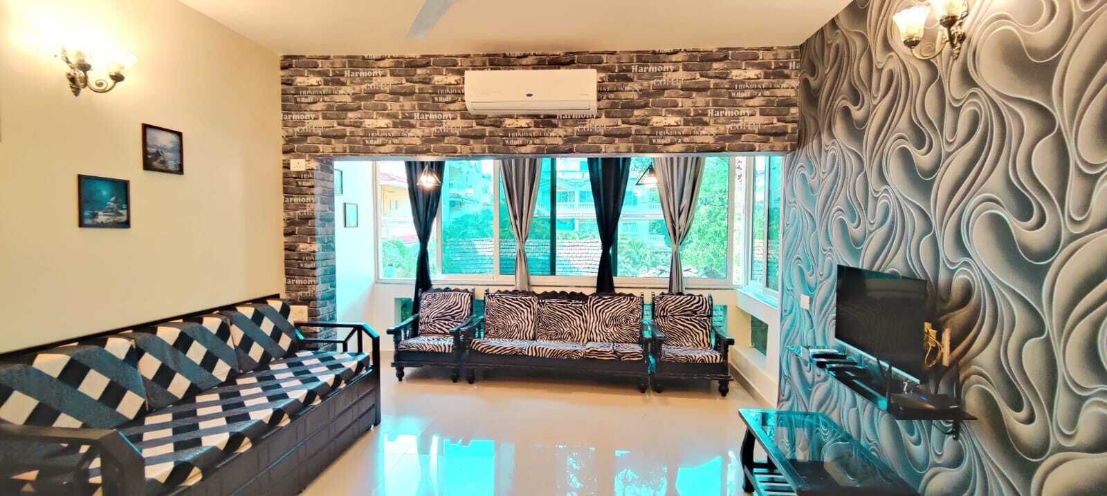 办公桌、笔记本电脑工作区、免费 WiFi、床单