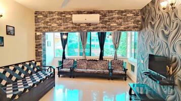 Escrivaninha, espaço de trabalho para notebook, Wi-Fi de cortesia