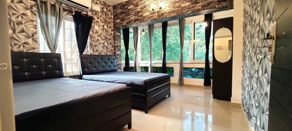 Desk, laptop workspace, free WiFi, bed sheets - CASA FREDNA (Anjuna)