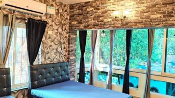 Desk, laptop workspace, free WiFi, bed sheets