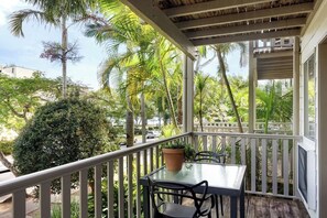 Outdoor dining - Noosa Family Resort with 3 Pools (Noosa)