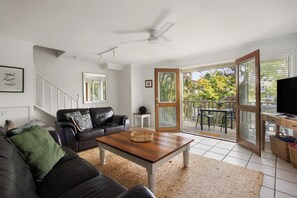 Smart TV, stereo - Noosa Family Resort with 3 Pools (Noosa)