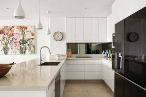 Fridge, microwave, oven, stovetop - Postcard on Sunrise Beach (Noosa)